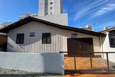 Casa/Terreno com 240m, 3 dor, 2 vagas de garagem.