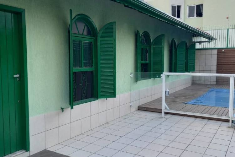 CASA COM 4 QUARTOS � VENDA , 190M� - CENTRO - BALN