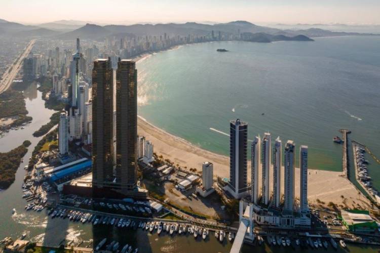 V4080 IM�VEL PARA VENDA COM 4 SUITES, QUADRA MAR E