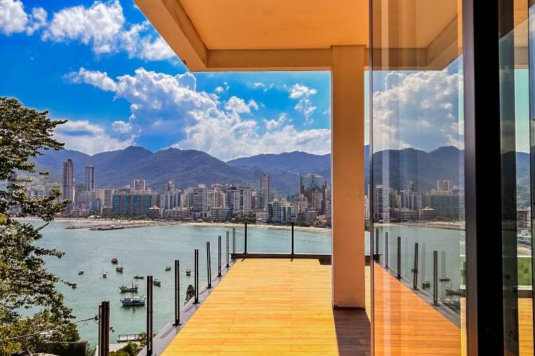 CC4001 CASA PARA VENDA COM 4 SUITES, PISCINA E VIS